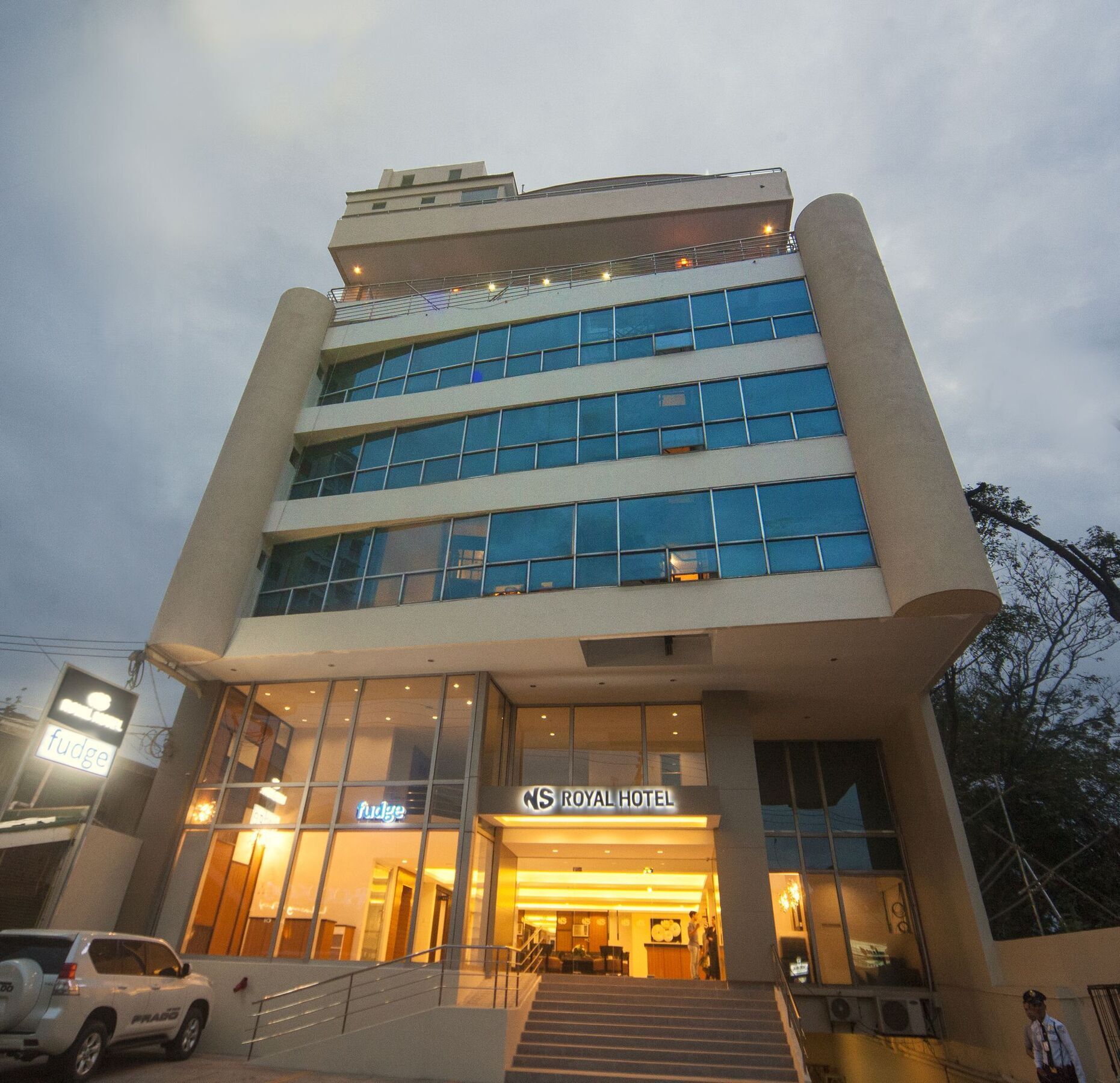 NS Royal Hotel - Quarantine Hotel Cebu Stadt Exterior foto